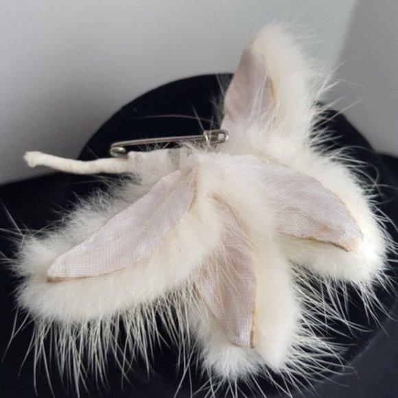 Vintage white fur brooch - Picture 3 of 3